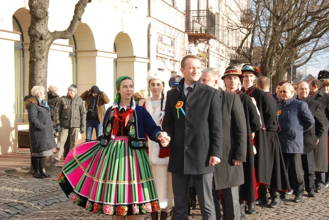 Polonez maturzystów na łowickim rynku