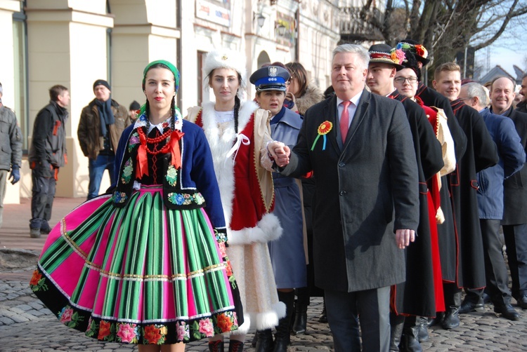 Polonez maturzystów na łowickim rynku