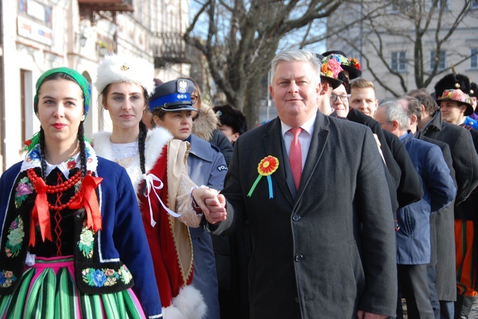 Polonez maturzystów na łowickim rynku