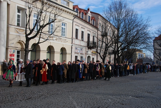 Polonez maturzystów na łowickim rynku