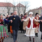 Polonez maturzystów na łowickim rynku