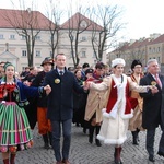 Polonez maturzystów na łowickim rynku