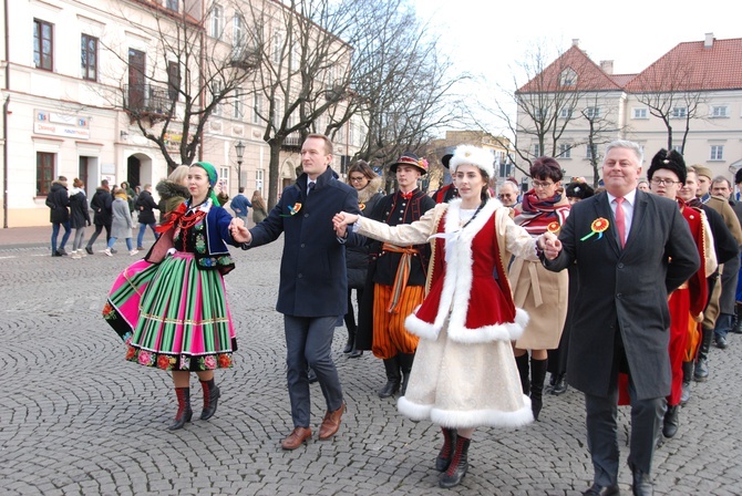 Polonez maturzystów na łowickim rynku