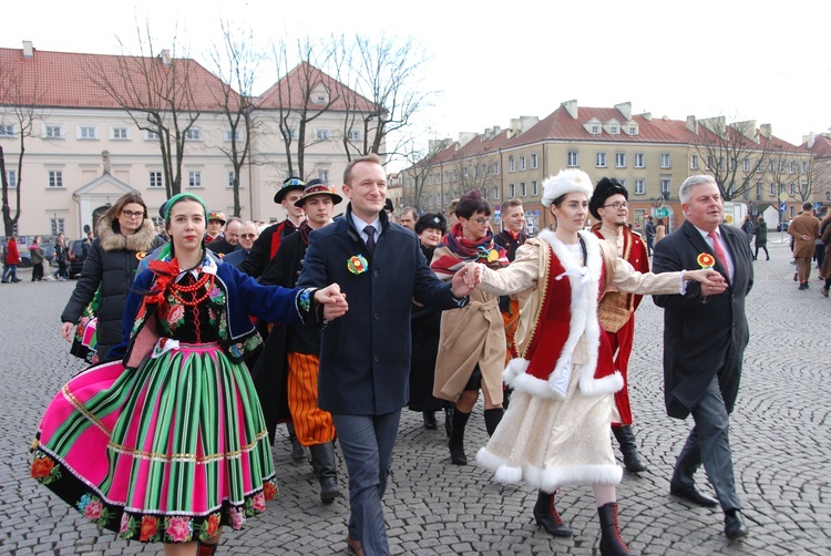 Polonez maturzystów na łowickim rynku