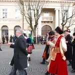 Polonez maturzystów na łowickim rynku