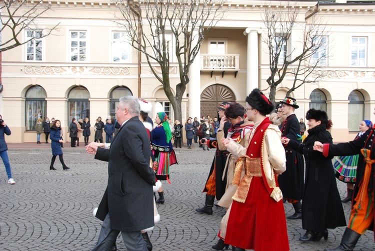 Polonez maturzystów na łowickim rynku