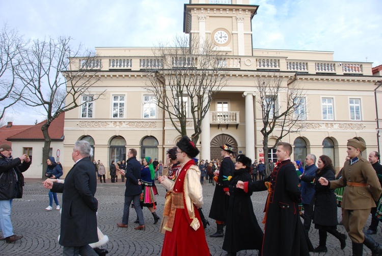 Polonez maturzystów na łowickim rynku