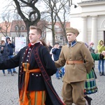 Polonez maturzystów na łowickim rynku