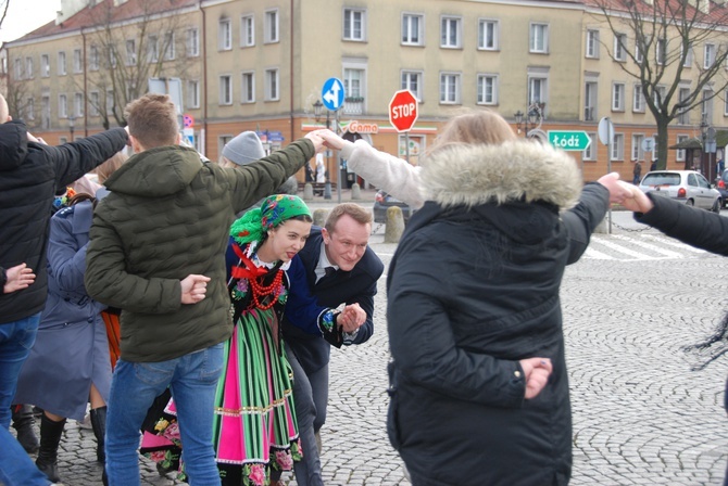 Polonez maturzystów na łowickim rynku