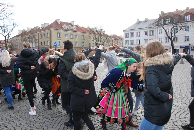 Polonez maturzystów na łowickim rynku