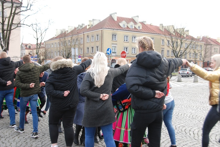 Polonez maturzystów na łowickim rynku