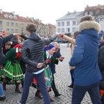 Polonez maturzystów na łowickim rynku