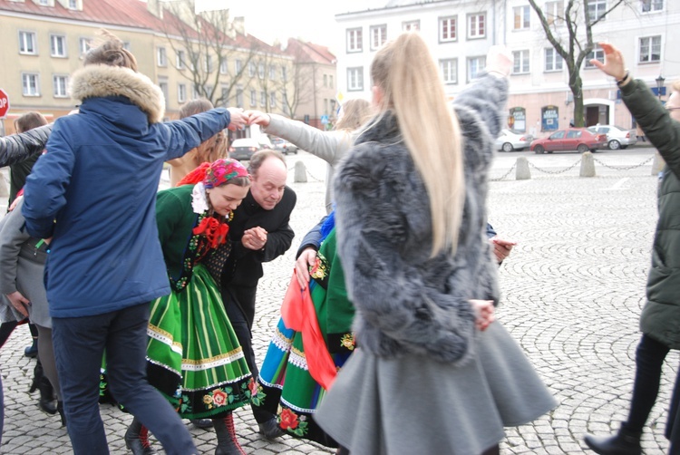 Polonez maturzystów na łowickim rynku