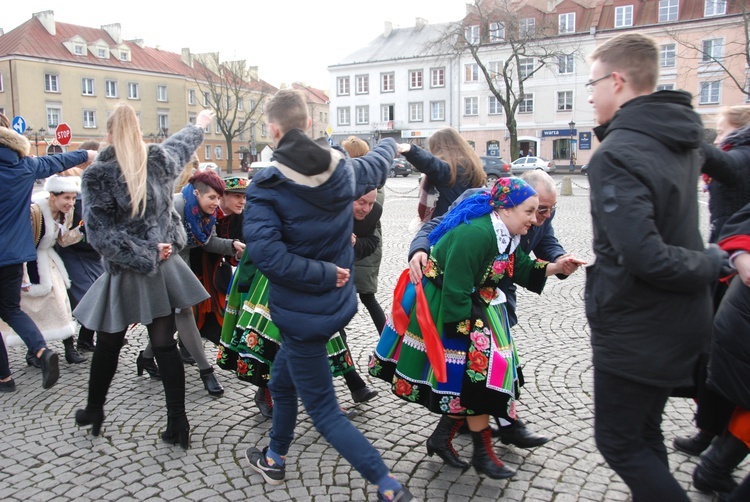 Polonez maturzystów na łowickim rynku