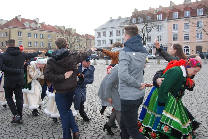 Polonez maturzystów na łowickim rynku