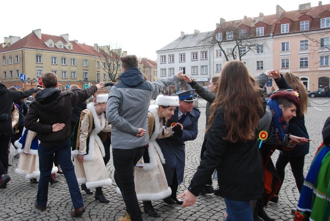 Polonez maturzystów na łowickim rynku