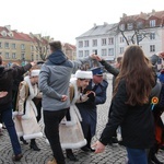 Polonez maturzystów na łowickim rynku