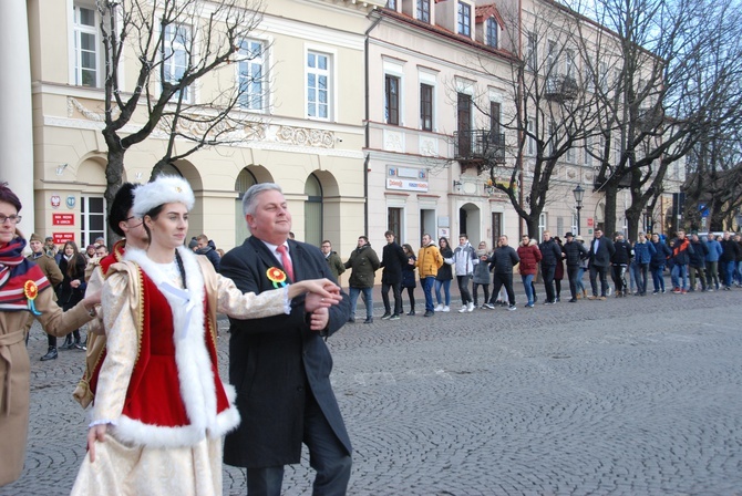 Polonez maturzystów na łowickim rynku