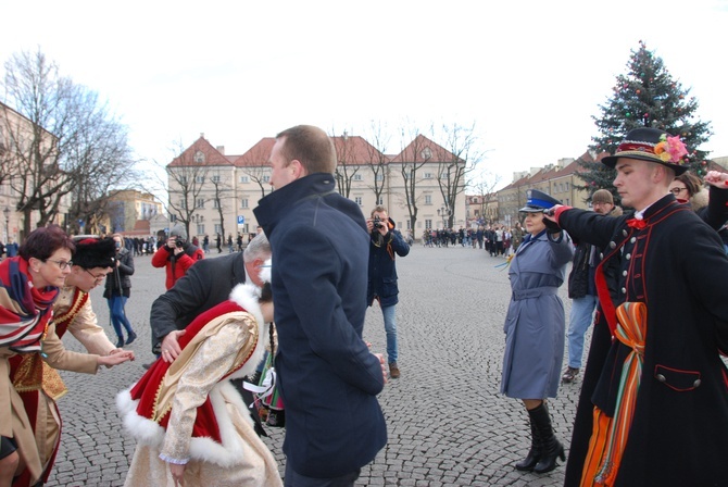 Polonez maturzystów na łowickim rynku