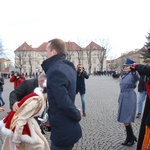 Polonez maturzystów na łowickim rynku