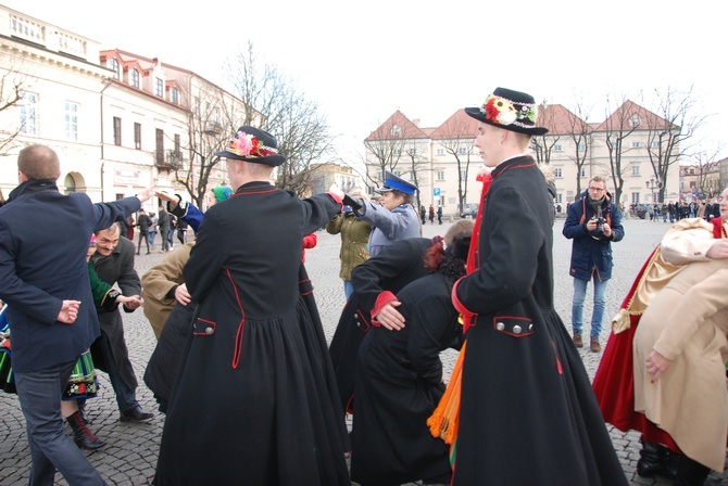 Polonez maturzystów na łowickim rynku