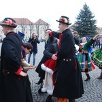 Polonez maturzystów na łowickim rynku