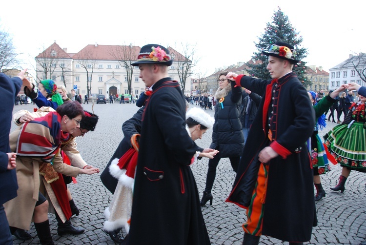 Polonez maturzystów na łowickim rynku