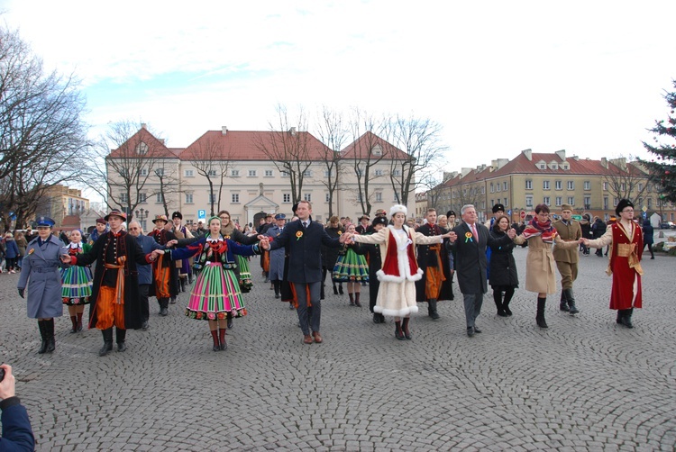 Polonez maturzystów na łowickim rynku