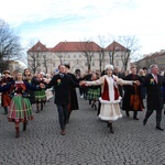 Polonez maturzystów na łowickim rynku