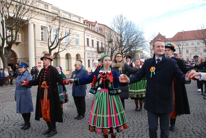 Polonez maturzystów na łowickim rynku