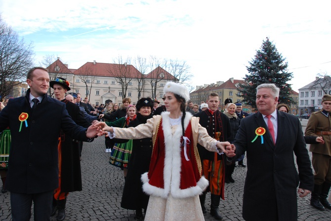 Polonez maturzystów na łowickim rynku