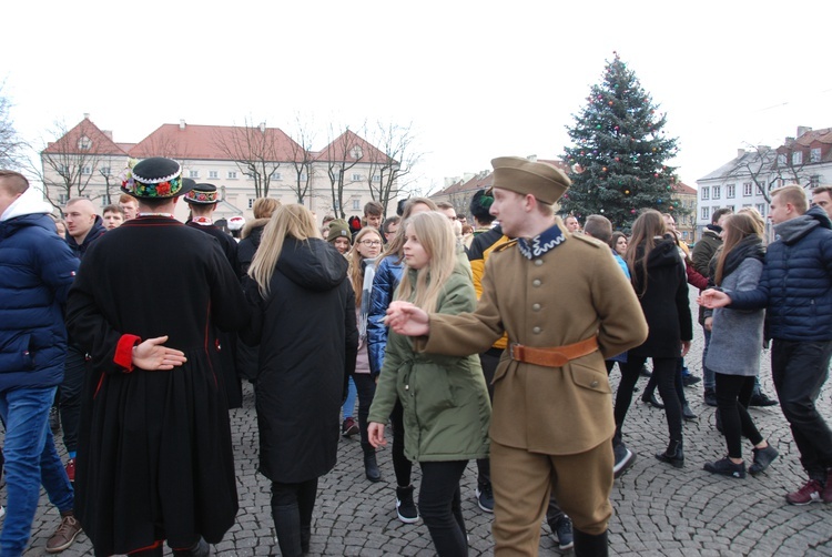 Polonez maturzystów na łowickim rynku