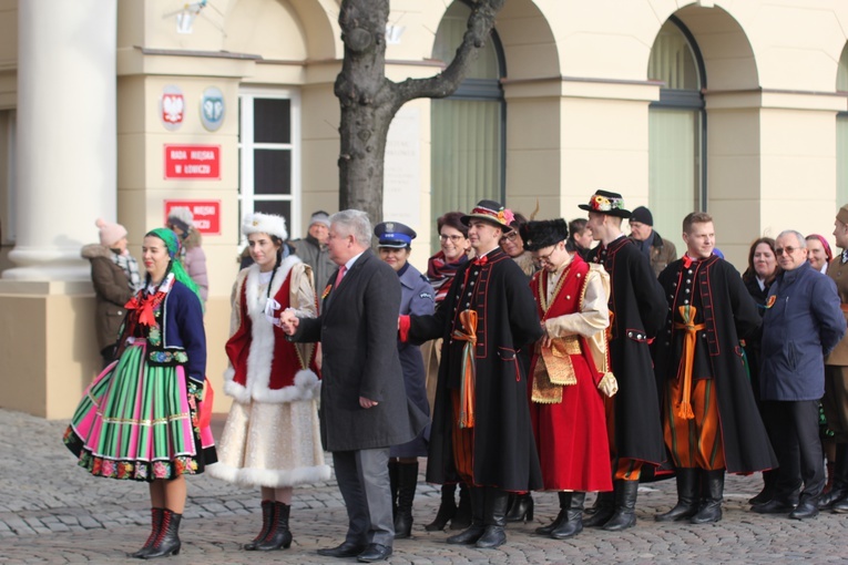 Polonez maturzystów na łowickim rynku