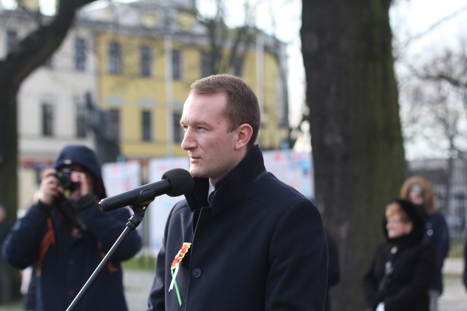 Polonez maturzystów na łowickim rynku