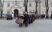 Polonez maturzystów na łowickim rynku