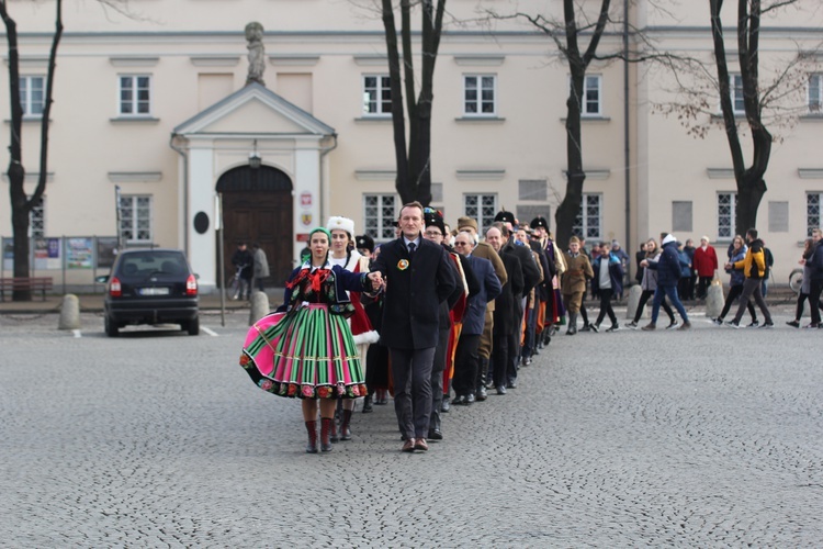 Polonez maturzystów na łowickim rynku