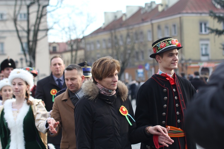 Polonez maturzystów na łowickim rynku