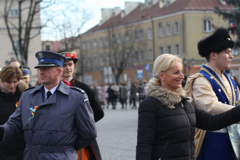 Polonez maturzystów na łowickim rynku