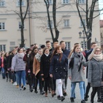 Polonez maturzystów na łowickim rynku