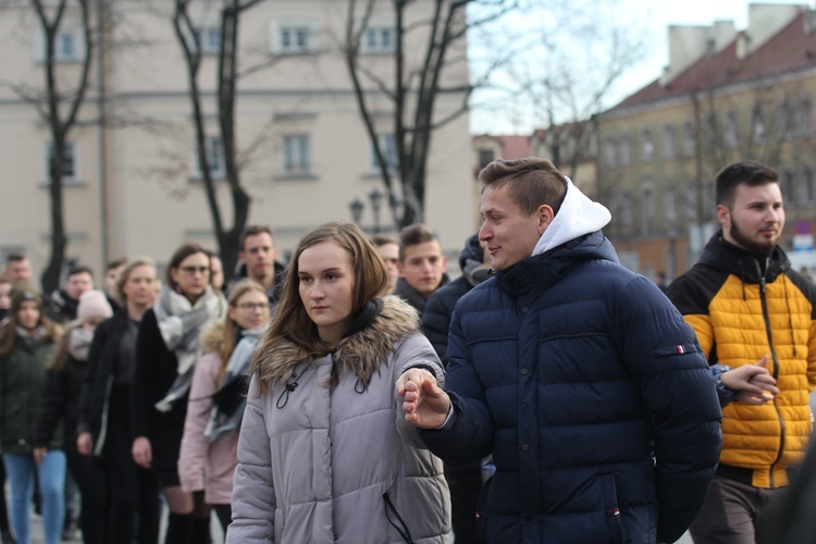 Polonez maturzystów na łowickim rynku