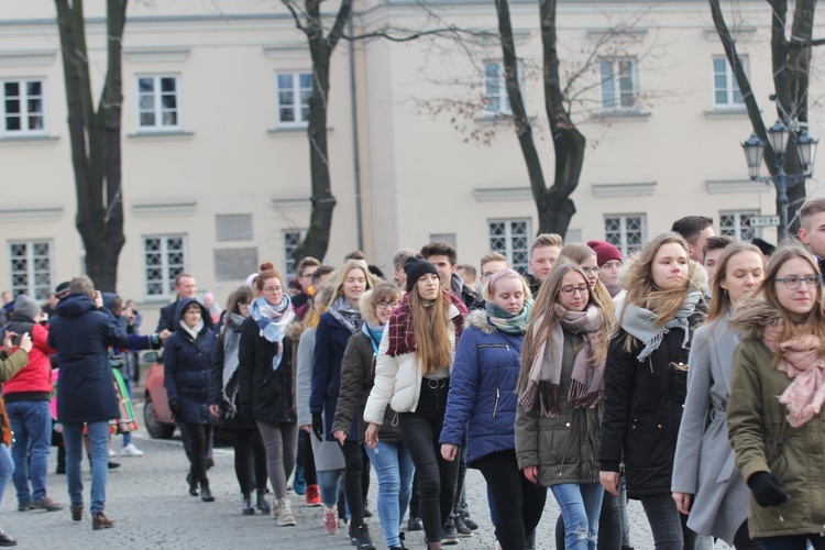 Polonez maturzystów na łowickim rynku