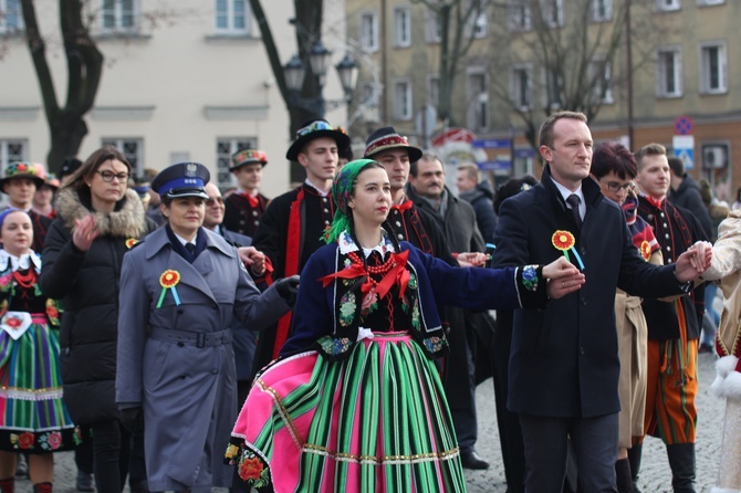 Polonez maturzystów na łowickim rynku