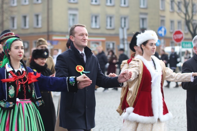 Polonez maturzystów na łowickim rynku