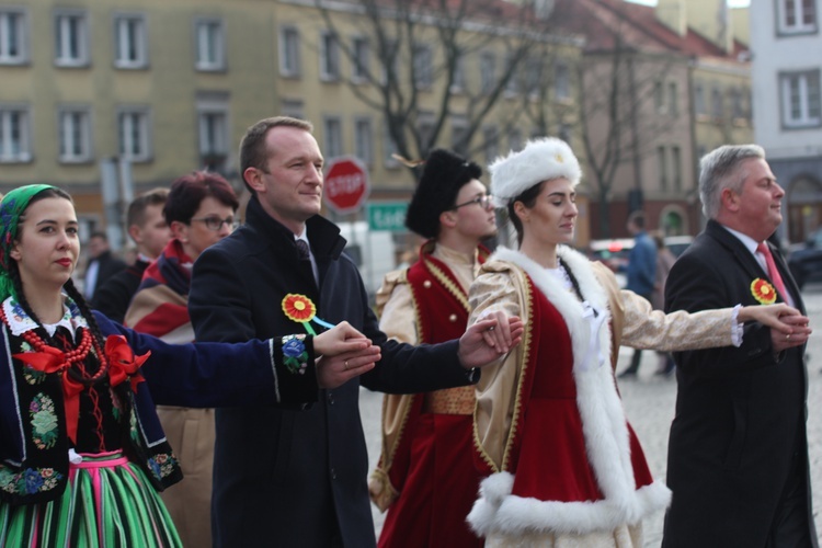 Polonez maturzystów na łowickim rynku