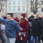 Polonez maturzystów na łowickim rynku