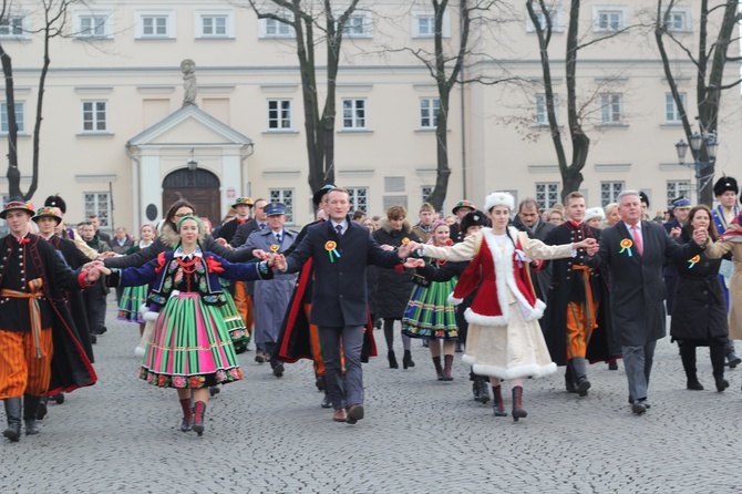 Polonez maturzystów na łowickim rynku