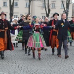 Polonez maturzystów na łowickim rynku