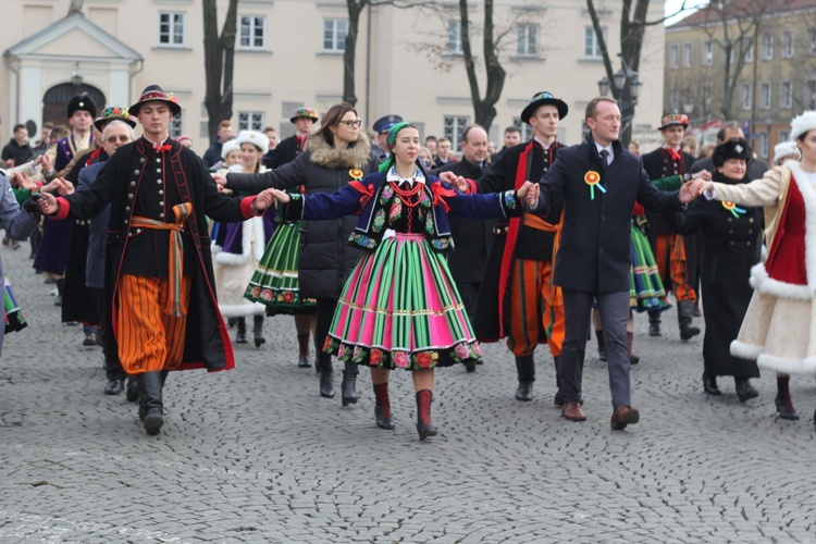 Polonez maturzystów na łowickim rynku