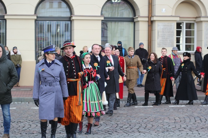 Polonez maturzystów na łowickim rynku