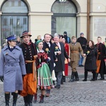 Polonez maturzystów na łowickim rynku